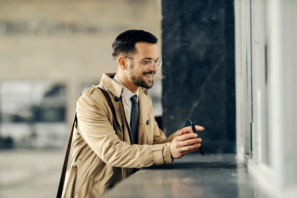 Hombre Negocios Moda Está Mostrando Billete Tren Teléfono Móvil Estación — Foto de Stock