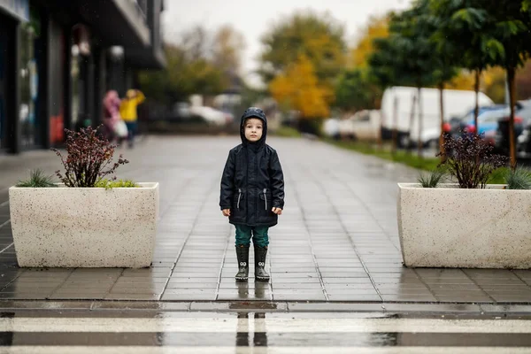 Seorang Anak Kecil Yang Tidak Bahagia Berdiri Jalan Ditinggal Sendiri — Stok Foto