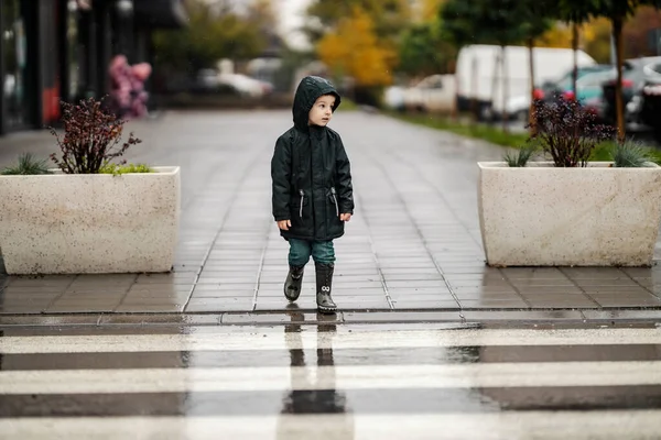 Seorang Anak Laki Laki Yang Lucu Dengan Jas Hujan Dan — Stok Foto