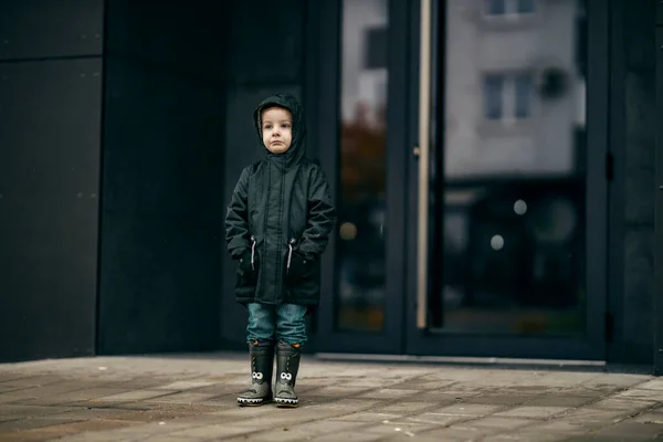 Seorang Anak Angkat Yang Ditolak Berdiri Atas Hujan Dan Menunggu — Stok Foto