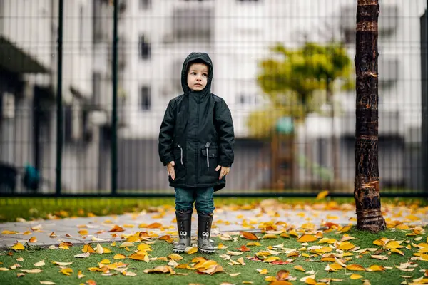Ein Vernachlässigtes Kind Steht Allein Regen Und Weint — Stockfoto