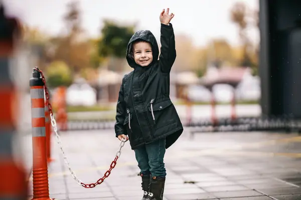Улыбающийся Мальчик Приветствует Друзей Стоя Парковочном Месте — стоковое фото