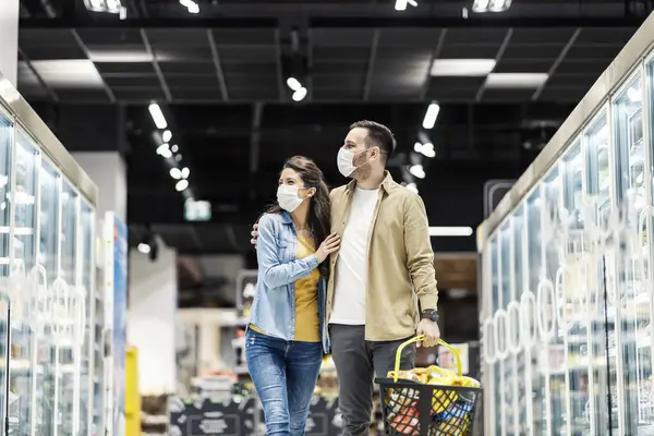 Verliebtes Paar Beim Einkaufen Supermarkt Während Coronavirus — Stockfoto