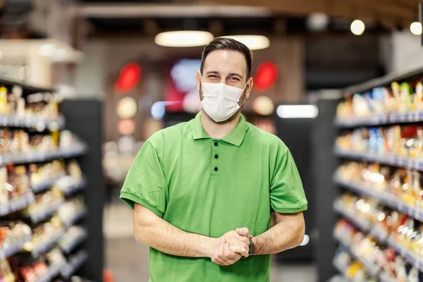 Ein Freundlicher Arbeiter Begrüßt Die Kunden Supermarkt Während Covid — Stockfoto
