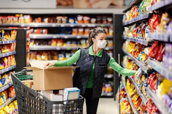 Egy Alkalmazott Élelmiszereket Szervez Szupermarketek Polcain Kovid Alatt — Stock Fotó