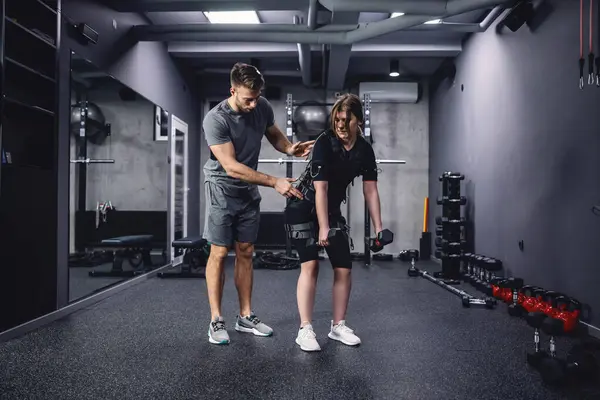 Passer Kvinde Elektrisk Muskuløs Dragt Til Stimulere Motion Træningscenter Mandlig Stock-billede