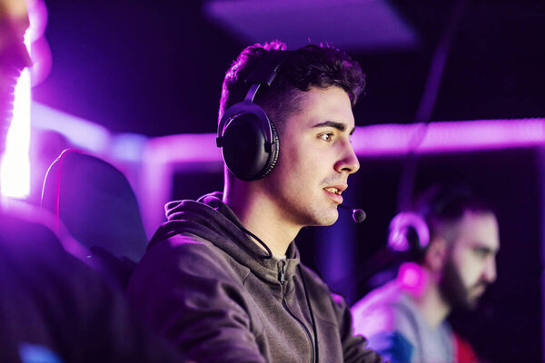 Profile of a professional gamer playing video games with teammates in gaming room. — Stock Image Profile Professional Gamer Playing Video Games Teammates Gaming Room Stock Image