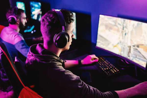 A focused gamer playing fps e-game in gaming room. — Stock Image Focused Gamer Playing Fps Game Gaming Room Royalty Free Stock Images