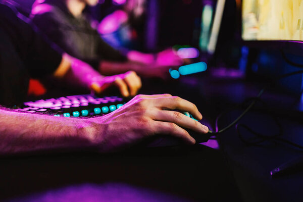Gamer's hand manipulating with computer mouse in gaming room. — Stock Image Gamer Hand Manipulating Computer Mouse Gaming Room Stock Picture