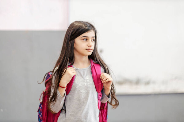 A pupil with backpack entering the classroom. — Stock Image Pupil Backpack Entering Classroom Stock Photo