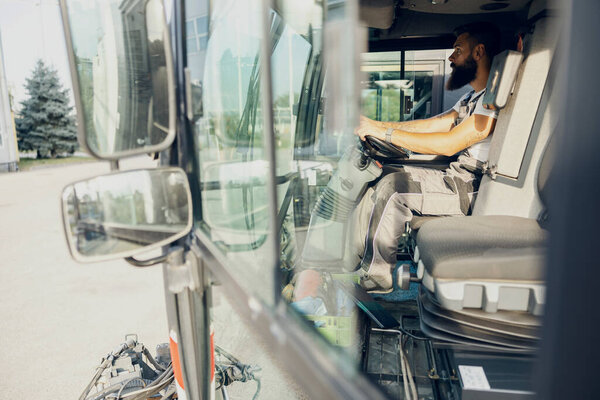 A city cleaning worker driving street washing vehicle and parking it. — Stock Image City Cleaning Worker Driving Street Washing Vehicle Parking Stock Photo