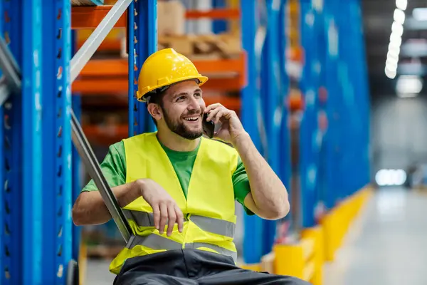Lagerarbetare Som Har Telefonsamtal Med Kunden Stockfoto