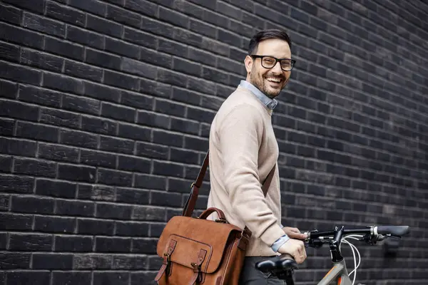 Zwykły Biznesmen Pchający Rower Ulicę Uśmiechając Się Kamery — Zdjęcie stockowe