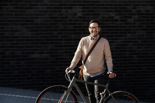 一个在街上摆弄自行车的现代商人 — 图库照片