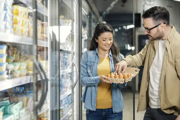 Pareja Está Comprando Huevos Supermercado Mientras Está Pie Junto Una — Foto de Stock