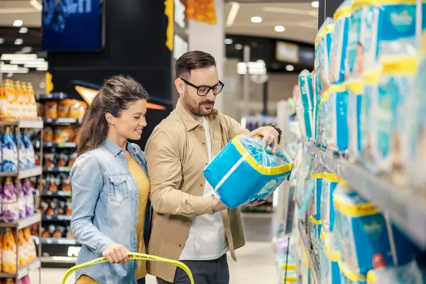 Una Pareja Feliz Está Comprando Pañales Para Bebé Supermercado —  Fotos de Stock