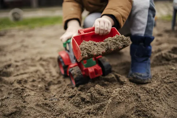Ritagliato Immagine Ragazzo Scavare Una Sabbia Con Escavatore Giocattolo — Foto Stock