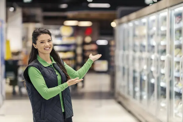 Hypermarketin Työntekijä Toivottaa Asiakkaat Tervetulleiksi Markkinoilla — kuvapankkivalokuva