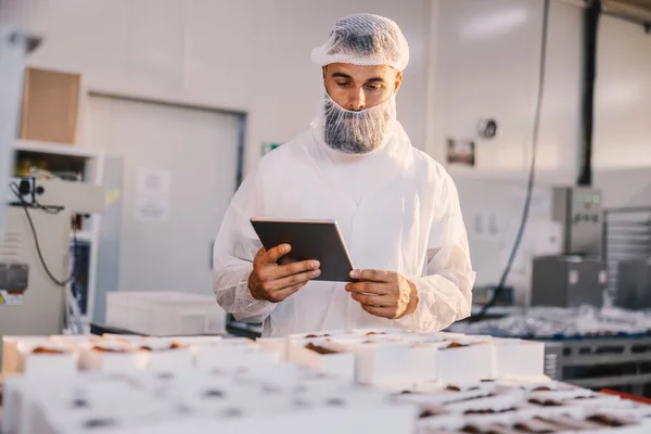 Supervisor Tablet Checking Food Quality Food Factory — Stock Photo, Image