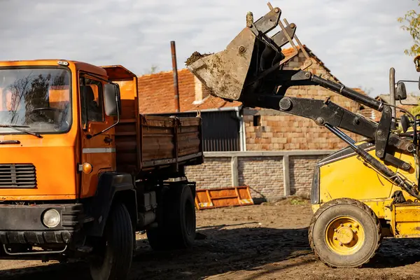 Escavatore Che Rimuove Terreno Riempie Camion Terreno — Foto Stock