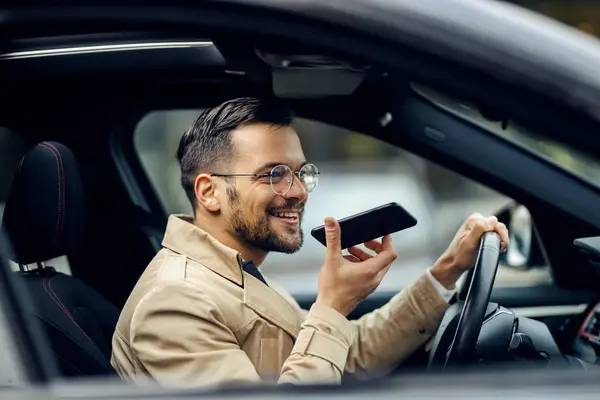 Ein Lächelnder Smarter Geschäftsmann Fährt Sein Auto Und Hinterlässt Eine — Stockfoto