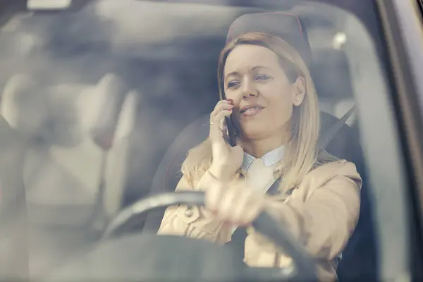 Gülümseyen Bir Kadın Telefonla Konuşurken Arabasını Sürüyor — Stok fotoğraf