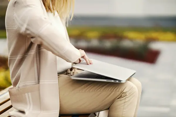 Hand Affärskvinna Smart Casual Öppna Laptop Utomhus — Stockfoto