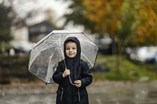 Petit Garçon Heureux Tient Sous Parapluie Sous Pluie Profite Jour — Photo