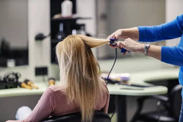 Back View Customer Sitting Salon While Hair Stylist Using Hair — Stock Photo, Image