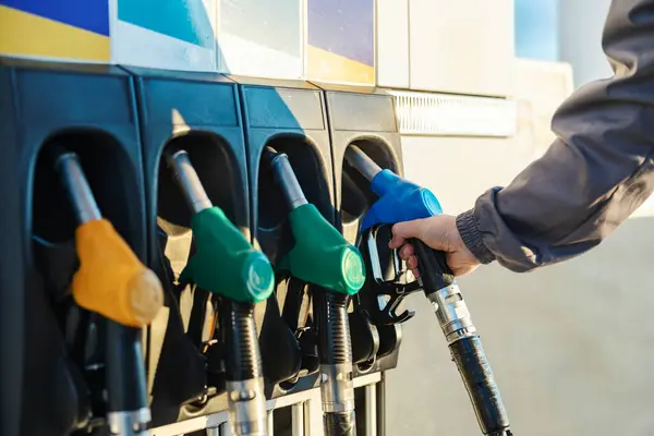 Tankstationarbejders Hånd Holder Benzindispenser Udgifterne Til Benzin Indhold - Stock-foto