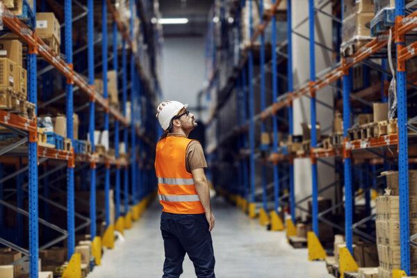 A storage manager looking upwards. — Stock Image Storage Manager Looking Upwards Stock Picture