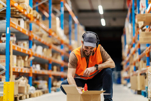 A distribution center worker putting goods in delivery box. — Stock Image Distribution Center Worker Putting Goods Delivery Box Royalty Free Stock Images