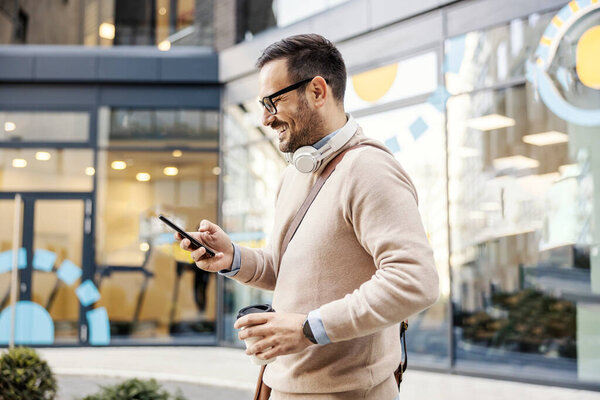 A city man uses mobile phone on the street. — Stock Image City Man Uses Mobile Phone Street Royalty Free Stock Images