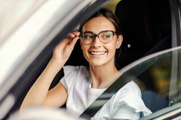 A nerdy girl sitting in her car and looking for a parking spot. A girl in a car — Stock Image Nerdy Girl Sitting Her Car Looking Parking Spot Girl Car Stock Photo