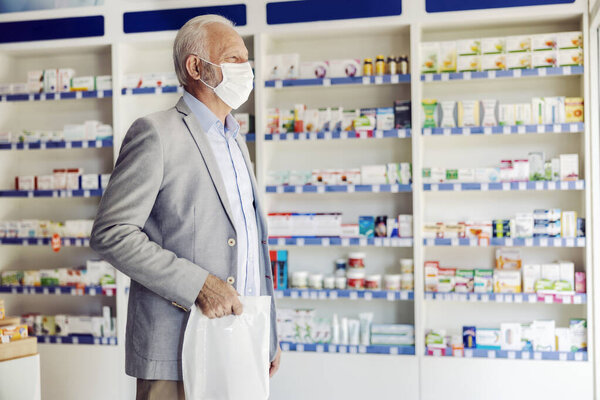 A senior man purchasing in pharmacy during covid 19. — Stock Image Senior Man Purchasing Pharmacy Covid Stock Photo