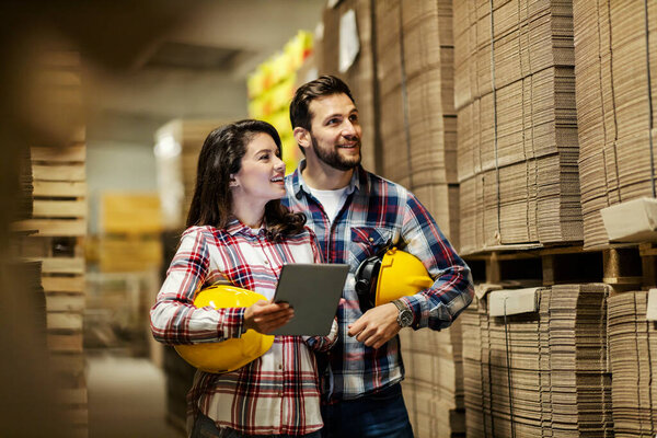 The storage supervisors looking at inventory and using tablet for checklist at facility. — Stock Image Storage Supervisors Looking Inventory Using Tablet Checklist Facility Royalty Free Stock Photos