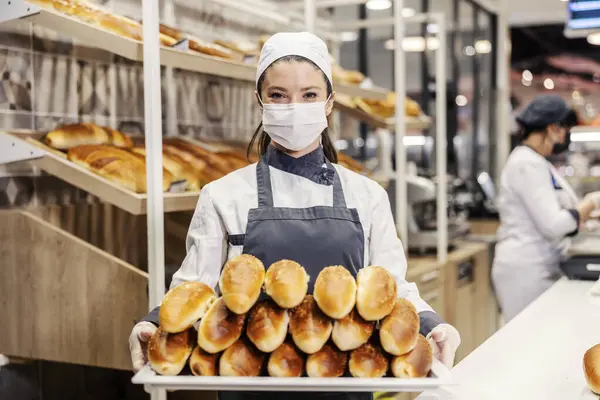 Una Vendedora Departamento Panadería Que Ofrece Una Deliciosa Pastelería Supermercado —  Fotos de Stock