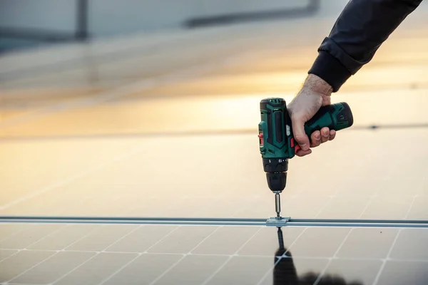 Fechar Trabalhador Usando Broca Para Instalação Painel Solar — Fotografia de Stock
