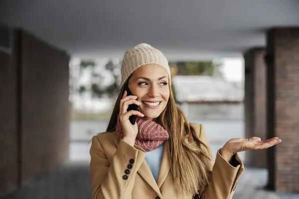 Kobieta Rozmawiająca Przez Telefon Ulicy Szczęśliwa Młoda Stylowa Kobieta Stojąca — Zdjęcie stockowe