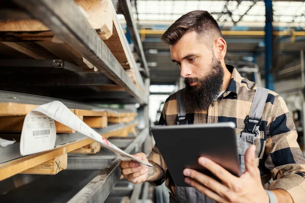 Industry Worker Tablet Inventorying Stuff Factory — Stock Photo, Image