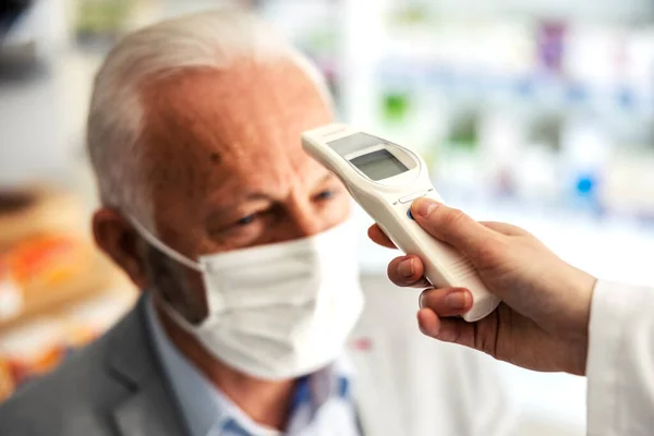 Närbild Farmaceutisk Handmättemperatur Med Beröringsfri Termometer — Stockfoto