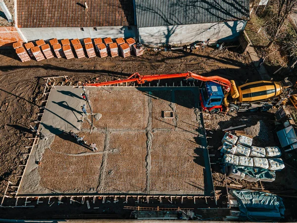 重建场地上的混凝土机混凝土线路基顶部视图 — 图库照片