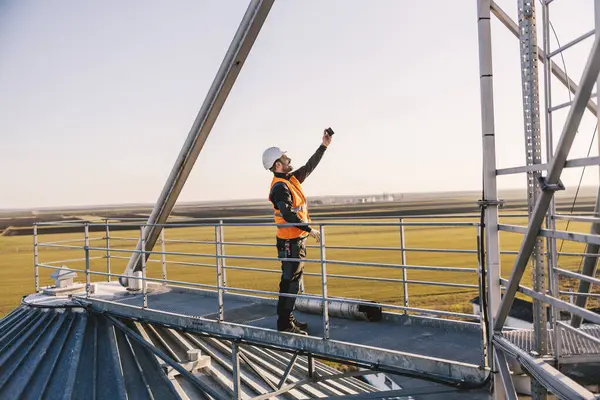 Ein Industriearbeiter Steht Auf Einer Hohen Metallkonstruktion Und Macht Selfies — Stockfoto