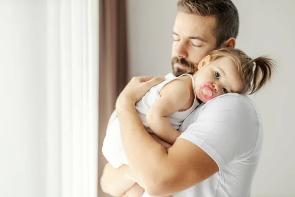 Portrait Sleepy Baby Girl Holding Her Head Father Shoulder While — Stock Photo, Image