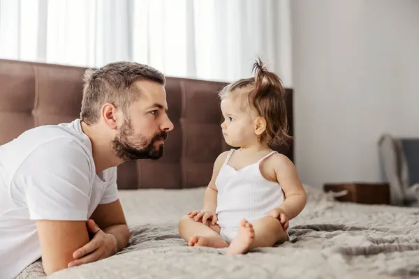 Ein Vater Und Sein Kleines Mädchen Schauen Sich Mit Ernsten — Stockfoto