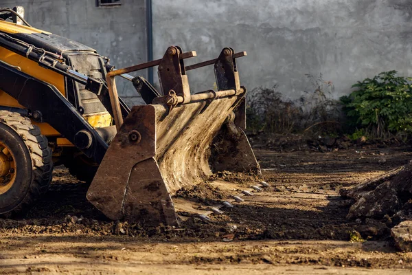 Enfoque Selectivo Una Excavadora Excavando Eliminando Asfalto Carretera Del Campo — Foto de Stock