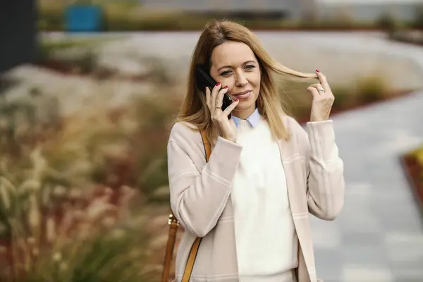 Flirty Woman Walking Street Talking Phone Downtown — Stock Photo, Image