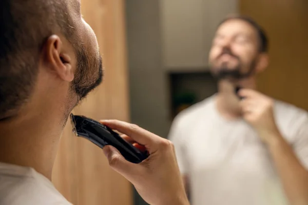 Cropped Picture Man Trimming His Beard Trimmer Bathroom — Stock Photo, Image