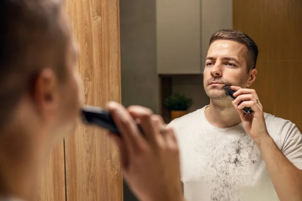 Man Standing Front Mirror Bathroom Shaving His Beard Shaver — Stock Photo, Image