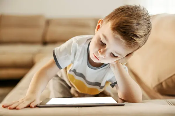 Garotinho Está Assistindo Vídeos Tablet Desperdiçando Seu Tempo Jovens Dependência — Fotografia de Stock